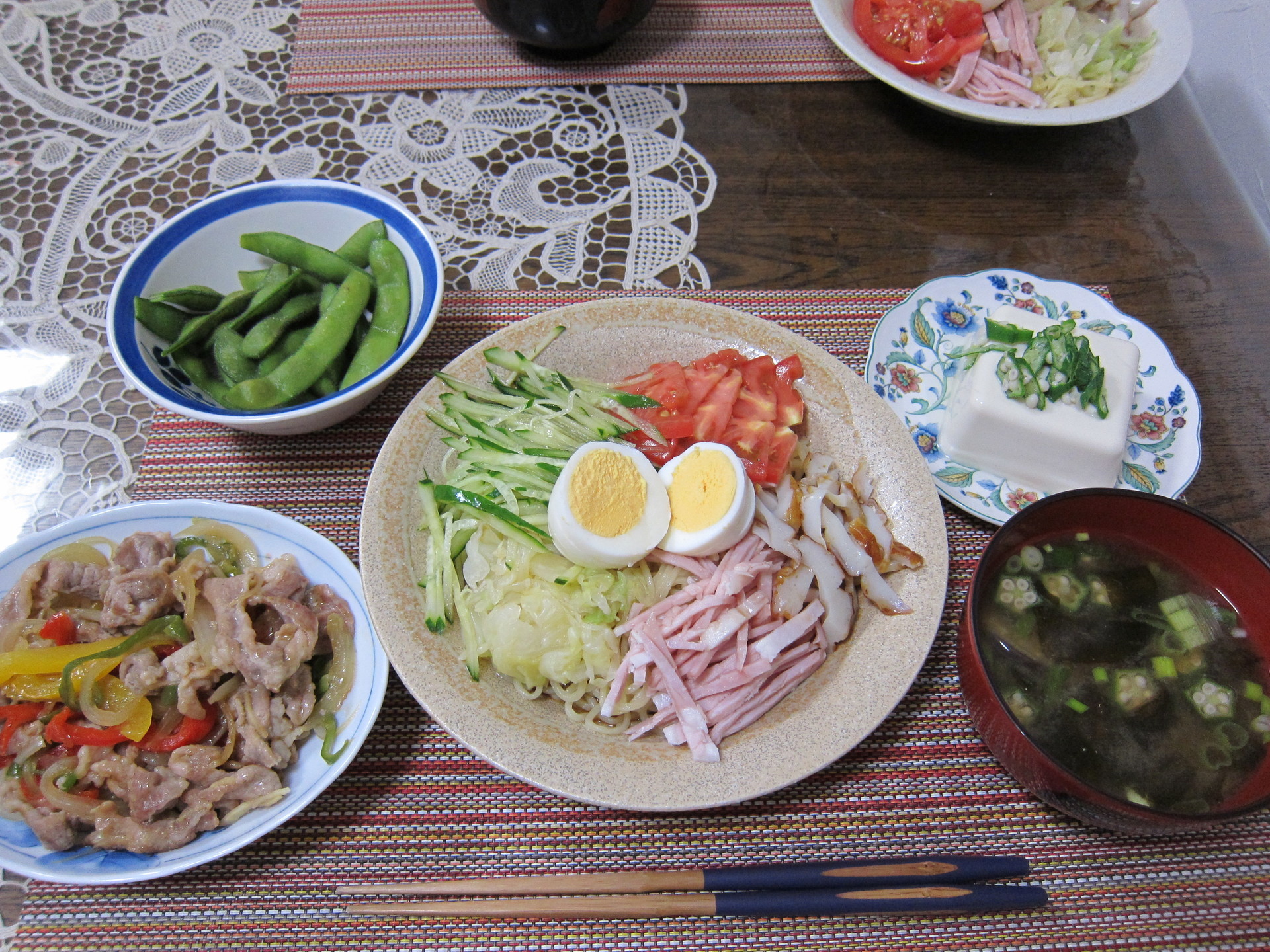 冷やし中華と豚肉とパプリカ 玉ねぎの炒め物 料理は楽しい